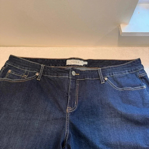 Torrid cuffed blue jean denim shorts size 22- 5 pocket design - Picture 2 of 13